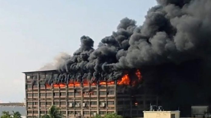 চট্টগ্রাম (সিইপিজেড) এর একটি কারখানায় ভয়াবহ আগুন লেগেছে। ছবি: সংগৃহীত