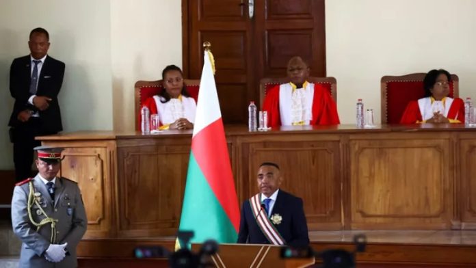 মাদাগাস্কারের প্রেসিডেন্ট হিসেবে শপথ নিলেন কর্নেল র‍্যান্ড্রিয়ানিরিনা