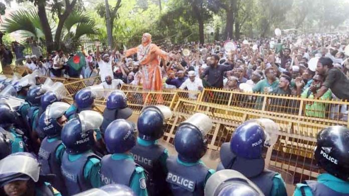 এমপিওভুক্ত শিক্ষক-কর্মচারীদের ‘ভুখা মিছিল’ আটকে দিয়েছে পুলিশ। ছবি: সংগৃহীত