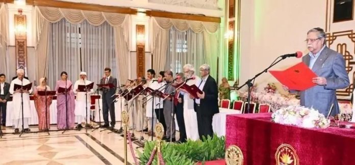 অন্তর্বর্তীকালীন সরকারের উপদেষ্টাদের শপথ (ফাইল ছবি)