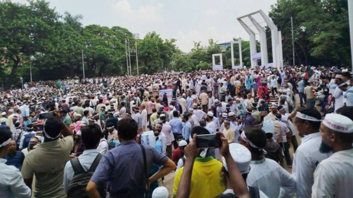 আন্দোলনরত শিক্ষক-কর্মচারীরা আবার শহীদ মিনারে অবস্থান নিয়েছেন
