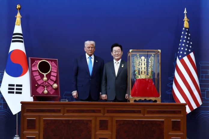 ট্রাম্পকে স্বর্ণের মুকুট উপহার দিলো দক্ষিণ কোরিয়া। ট্রাম্পকে স্বর্ণের মুকুট উপহার দিলো দক্ষিণ কোরিয়া। ছবি: সংগৃহীত