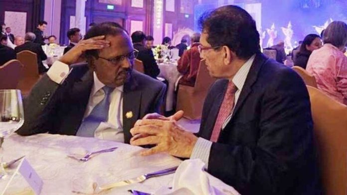 থাইল্যান্ডের ব্যাংককে গত এপ্রিলে কথা বলছেন খলিলুর রহমান ও অজিত দোভাল। হিন্দুস্তান টাইমস। ফাইল ছবি