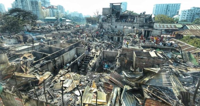 আগুনে পুড়ে ছাই কড়াইল বস্তি