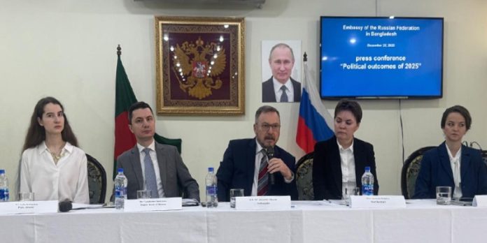 সংবাদ সম্মেলনে বক্তব্য রাখছেন রাশিয়ার রাষ্ট্রদূত আলেকজান্ডার জি খোজিন