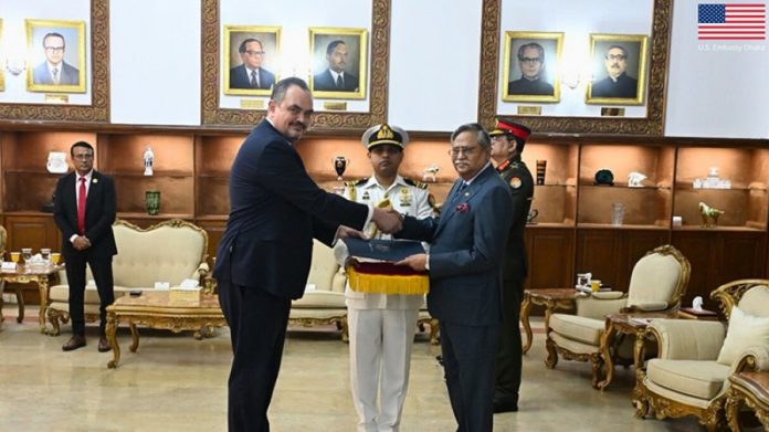 রাষ্ট্রপতির কাছে পরিচয়পত্র পেশ করছেন ব্রেন্ট টি. ক্রিস্টেনসেন।ছবি- সংগৃহীত