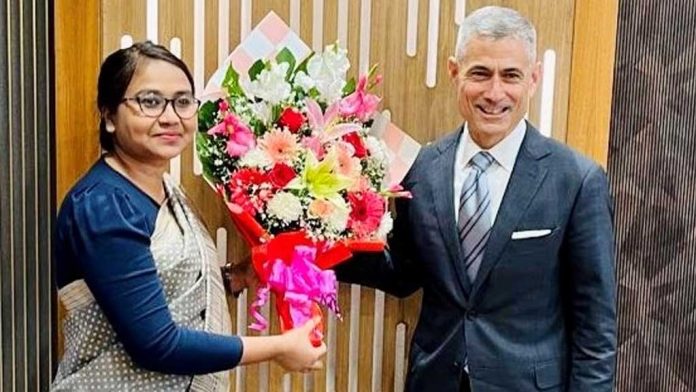 পল কাপুরকে বিমানবন্দরে স্বাগত জানানো হয়। ছবি- সংগৃহীত