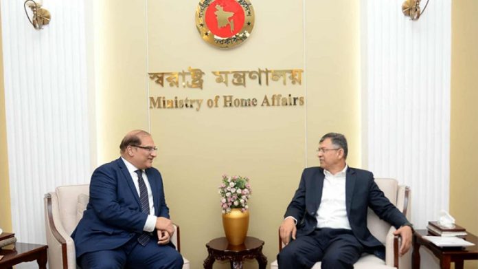 স্বরাষ্ট্রমন্ত্রী সালাহউদ্দিন আহমদ ও পাকিস্তানের হাইকমিশনার ইমরান হায়দার।ছবি- সংগৃহীত